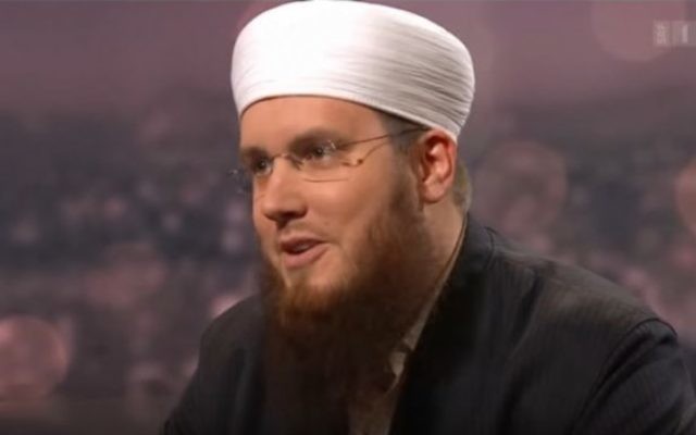Nicolas Blancho, du Conseil central islamique suisse, en 2014. (Crédit : capture d'écran YouTube)