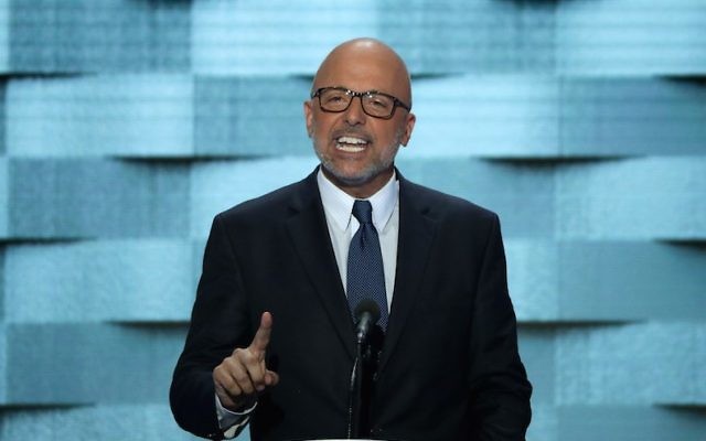 Ted Deutch, représentant de Floride, au quatrième jour de la Convention nationale démocrate, à Philadelphie, le 28 juillet 2016. (Crédit : Alex Wong/Getty Images via JTA) Ted Deutch, représentant de Floride, au quatrième jour de la Convention nationale démocrate, à Philadelphie, le 28 juillet 2016. (Crédit : Alex Wong/Getty Images via JTA)