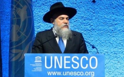 Le rabbin Alexander Boroda, président de la Fédération des communautés juives de Russie, accepte le prix UNESCO de la tolérance, le 16 novembre 2016 à Paris. (Autorisation)