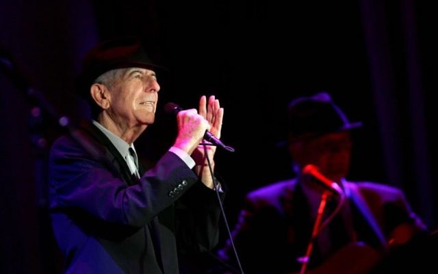 Leonard Cohen donnant un concert à Ramat Gan, en Israël, le 24 septembre 2009. (Crédit : Marko / Flash90)