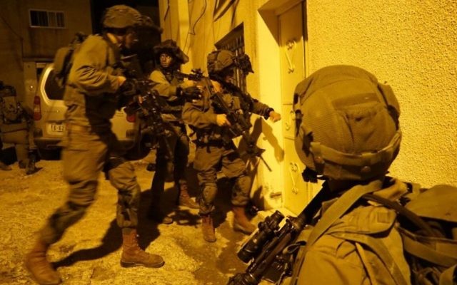 Des soldats israéliens pendant une opération à Qabatiya, près de Jénine, le 1er novembre 2016, après une attaque à main armée contre des soldats israéliens la veille près de Ramallah. (Crédit : unité des porte-paroles de l'armée israélienne) Des soldats israéliens pendant une opération à Qabatiya, près de Jénine, le 1er novembre 2016, après une attaque à main armée contre des soldats israéliens la veille près de Ramallah. (Crédit : unité des porte-paroles de l'armée israélienne)
