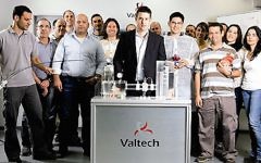L'équipe de Valtech Cardio, avec le PDG Amir Gross au micro (Crédit : Autorisation)