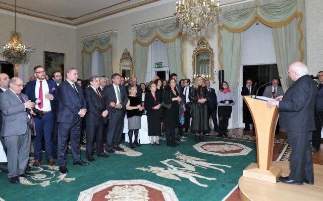 Le président irlandais Michael Higgins prononce un discours lors d'un évènement organisé par le World Jewish Congress, en novembre 2016. ( Crédit : WJC)
