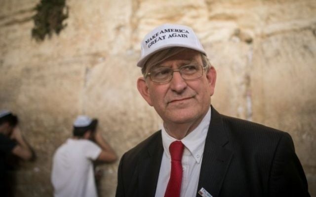 Marc Zell, co-président de Republicans Overseas Israel se rend au mur Occidental à Jérusalem le 9 novembre 2016, au lendemain de la victoire de Donald Trump aux présidentielles américaines de 2016. (Crédits : Yonatan Sindel/Flash90) Marc Zell, co-président de Republicans Overseas Israel se rend au mur Occidental à Jérusalem le 9 novembre 2016, au lendemain de la victoire de Donald Trump aux présidentielles américaines de 2016. (Crédits : Yonatan Sindel/Flash90)