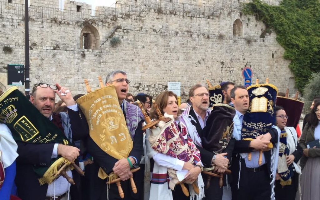 Des militants juifs libéraux entrent au mur Occidental avec des rouleaux de Torah, le 2 novembre 2016. (Crédit : autorisation) Des militants juifs libéraux entrent au mur Occidental avec des rouleaux de Torah, le 2 novembre 2016. (Crédit : autorisation)
