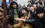 Les réfugiés se bousculant les uns et les autres en attendant des tentes tandis que les Syriens fuient la ville d'Alep, le 6 février 2016 à Bab al-Salama, près de la ville d'Azaz, au nord de la Syrie (Crédit : Bulent Kilic / AFP)