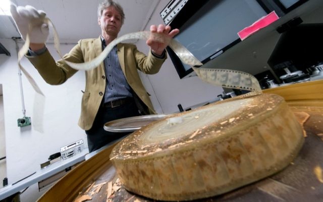 Nikolaus Wostry, directeur des collections de la Filmarchiv Austria, montre un ancien film endommagé, à Laxenburg, le 15 novembre 2016. (Crédit : Joe Klamar/AFP) Nikolaus Wostry, directeur des collections de la Filmarchiv Austria, montre un ancien film endommagé, à Laxenburg, le 15 novembre 2016. (Crédit : Joe Klamar/AFP)