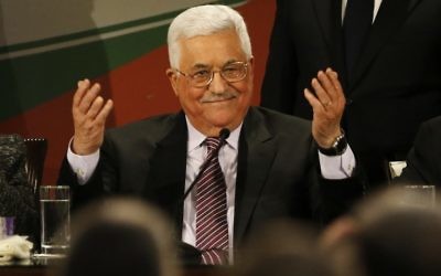 Mahmoud Abbas, président de l'Autorité palestinienne, pendant son discours devant le 7e congrès du Fatah, réuni à la Mouqataa, le siège de l'Autorité à Ramallah, en Cisjordanie, le 30 novembre 2016. (Crédit : Abbas Momani/AFP)