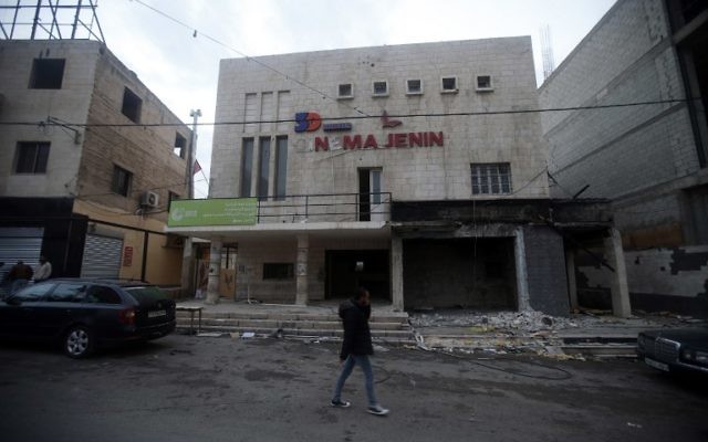 Le 'Cinéma Jénine, l'un des cinémas les plus connus des territoires palestiniens, ferme ses portes faute d'entrées. Photographié à Jénine, en Cisjordanie, le 30 novembre 2016. (Crédit : Jaafar Ashtiyeh/AFP)