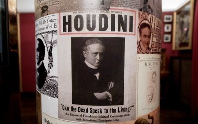 Une affiche pour le musée de la "Maison de Houdini", à Budapest, le 2 décembre 2016. (Crédit : Attila Kisbenedek/AFP)