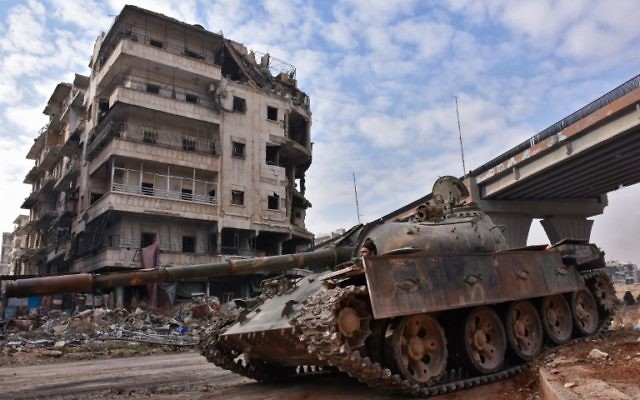 Les troupes du gouvernement syrien en patrouille dans le quartier al-Sakhour, à l'est d'Alep, qui vient d'être repris aux rebelles, le 7 décembre 2016. (Crédit : George Ourfalian/AFP) Les troupes du gouvernement syrien en patrouille dans le quartier al-Sakhour, à l'est d'Alep, qui vient d'être repris aux rebelles, le 7 décembre 2016. (Crédit : George Ourfalian/AFP)