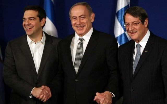 Le Premier ministre israélien Benjamin Netanyahu (C) accueille le Premier ministre grec Alexis Tsipras (G) et le président chypriote Nicos Anastasiades lors d'une réunion trilatérale à Jérusalem pour discuter du pétrole et du gaz de la Méditerranée orientale le 8 décembre 2016. (Crédit : AFP / GALI TIBBON) Le Premier ministre israélien Benjamin Netanyahu (C) accueille le Premier ministre grec Alexis Tsipras (G) et le président chypriote Nicos Anastasiades lors d'une réunion trilatérale à Jérusalem pour discuter du pétrole et du gaz de la Méditerranée orientale le 8 décembre 2016. (Crédit : AFP / GALI TIBBON)