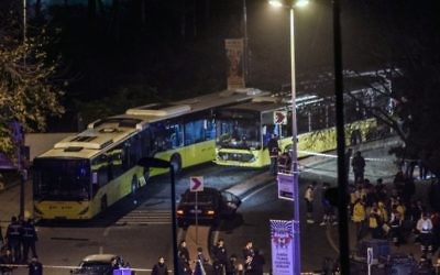 Des secouristes turcs, des policiers et des médecins légistes sur le site où une voiture piégée a explosé près du stade du club de football Besiktas, dans le centre d'Istanbul, le 10 décembre 2016. (Crédit : Ozan Kose/AFP)