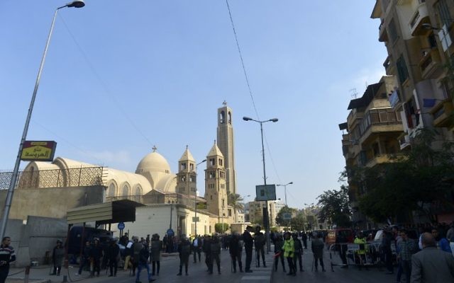 Les forces de sécurité égyptiennes déployées sur le site d'une explosion à la cathédrale orthodoxe copte Saint-Marc, dans le quartier Abbasiya du Caire, le 11 décembre 2016. (Crédit : Khaled Desouki/AFP) Les forces de sécurité égyptiennes déployées sur le site d'une explosion à la cathédrale orthodoxe copte Saint-Marc, dans le quartier Abbasiya du Caire, le 11 décembre 2016. (Crédit : Khaled Desouki/AFP)