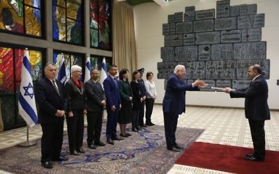Kemal Okem, à droite, ambassadeur de la Turquie auprès d'Israël, remet ses lettres de créances au président Reuven Rivlin, à Jérusalem, le 12 décembre 2016. (Crédit : Ronen Zvulun/Pool/AFP)