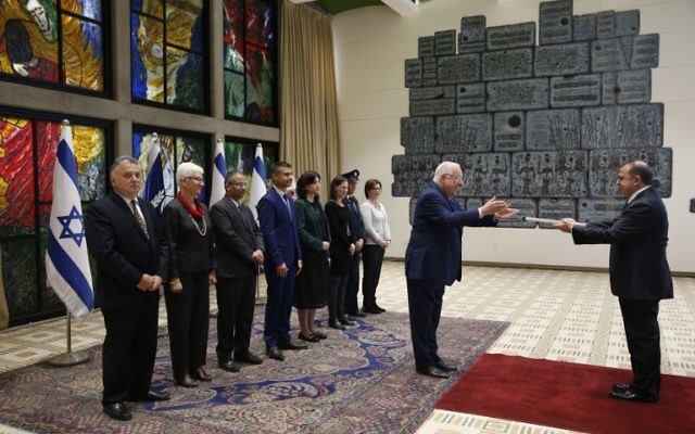 Kemal Okem, à droite, ambassadeur de la Turquie auprès d'Israël, remet ses lettres de créances au président Reuven Rivlin, à Jérusalem, le 12 décembre 2016. (Crédit : Ronen Zvulun/Pool/AFP)