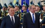 Le président kazakh Nursultan Nazarbayev, à gauche, et le Premier ministre Benjamin Netanyahu, à droite, à Astana le 14 décembre 2016. (Crédit : Ilyas Omarov/AFP)