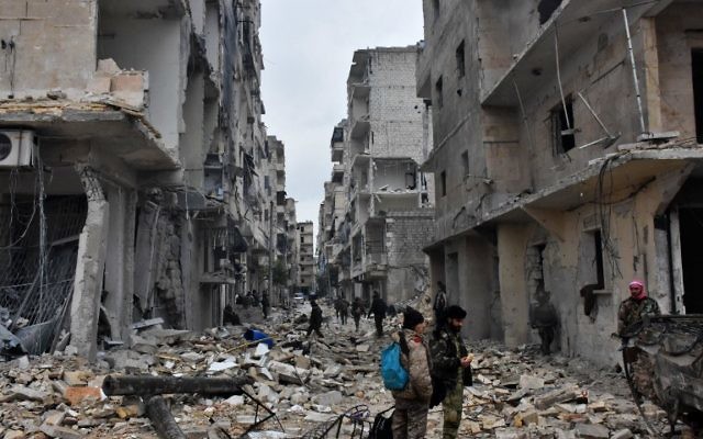 Les forces gouvernementales syriennes avancent dans le quartier Jisr al-Haj d'Alep, pendant une opération visant à reprendre aux rebelles des quartiers de la ville, le 14 décembre 2016. (Crédit : George Ourfalian/AFP)