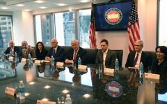 De gauche à droite, Jeff Bezos d'Amazon, Larry Page d'Alphabet, Sheryl Sandberg de Facebook, le vice-président élu Mike Pence, le président élu Donald Trump, Peter Thiel de PayPal, Tim Cook d'Apple, et Safra Catz d'Oracle lors d’un meeting à la Trump Tower le 14 décembre 2016, à New York. (Crédit : AFP PHOTO / TIMOTHY A. CLARY)