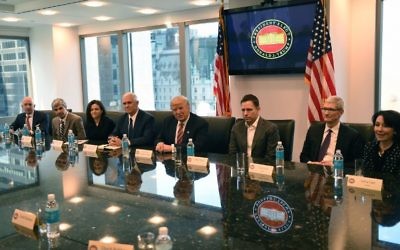 De gauche à droite, Jeff Bezos d'Amazon,  Larry Page d'Alphabet, Sheryl Sandberg de Facebook, le vice-président élu Mike Pence, le président élu Donald Trump, Peter Thiel de PayPal, Tim Cook d'Apple, et Safra Catz d'Oracle lors d’un meeting à la Trump Tower le 14 décembre 2016, à New York. (Crédit : AFP PHOTO / TIMOTHY A. CLARY)