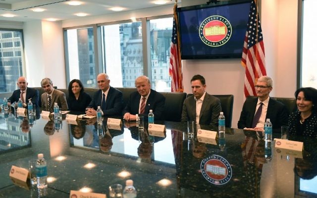 De gauche à droite, Jeff Bezos d'Amazon, Larry Page d'Alphabet, Sheryl Sandberg de Facebook, le vice-président élu Mike Pence, le président élu Donald Trump, Peter Thiel de PayPal, Tim Cook d'Apple, et Safra Catz d'Oracle lors d’un meeting à la Trump Tower le 14 décembre 2016, à New York. (Crédit : AFP PHOTO / TIMOTHY A. CLARY) De gauche à droite, Jeff Bezos d'Amazon, Larry Page d'Alphabet, Sheryl Sandberg de Facebook, le vice-président élu Mike Pence, le président élu Donald Trump, Peter Thiel de PayPal, Tim Cook d'Apple, et Safra Catz d'Oracle lors d’un meeting à la Trump Tower le 14 décembre 2016, à New York. (Crédit : AFP PHOTO / TIMOTHY A. CLARY)