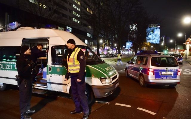 La police bloque une route menant à une scène où un camion a foncé dans un marché de Noël de Berlin, tuant plusieurs personnes et en blessant au moins 50, le 19 décembre 2016. (Crédit : John MacDougall/AFP)