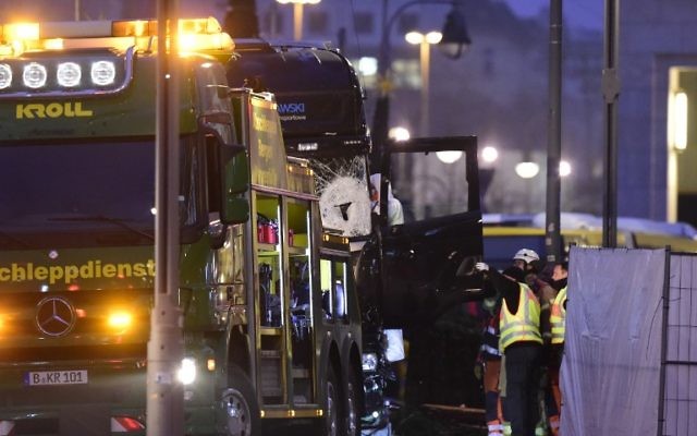Le camion qui a foncé dans le marché de Noël de Berlin, tuant au moins 12 personnes, le 19 décembre 2016. (Crédit : Tobias Schwarz/AFP) Le camion qui a foncé dans le marché de Noël de Berlin, tuant au moins 12 personnes, le 19 décembre 2016. (Crédit : Tobias Schwarz/AFP)