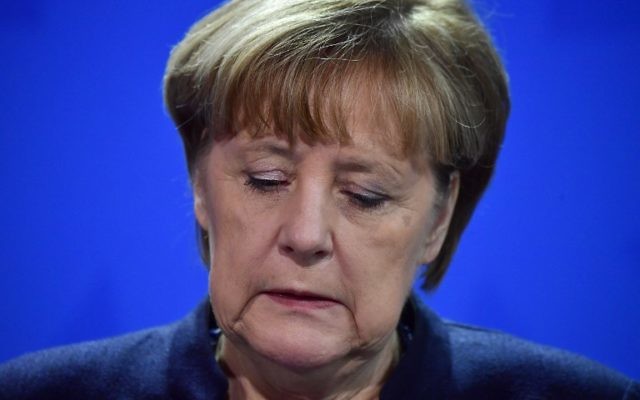 La chancelière allemande Angela Merkel pendant une conférence de presse à Berlin après l'attaque au camion bélier contre un marché de Noël de la ville qui a fait au moins 12 morts, le 20 décembre 2016. (Crédit : John MacDougall/AFP) La chancelière allemande Angela Merkel pendant une conférence de presse à Berlin après l'attaque au camion bélier contre un marché de Noël de la ville qui a fait au moins 12 morts, le 20 décembre 2016. (Crédit : John MacDougall/AFP)