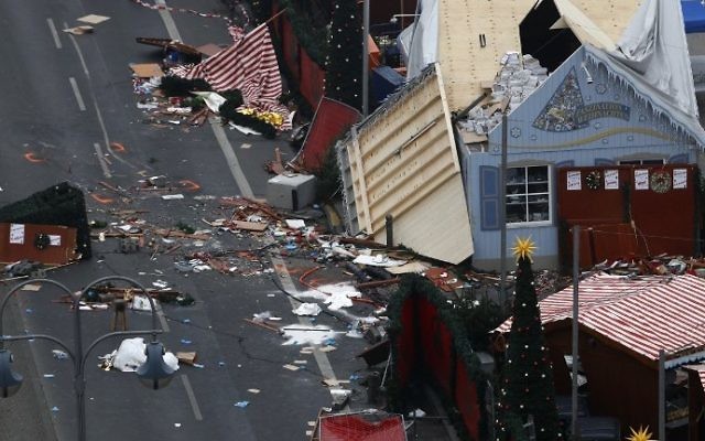 La scène d'une attaque terroriste au camion bélier dans un marché de Noël de Berlin, vue le lendemain, le 20 décembre 2016. (Crédit : Odd Andersen/AFP)