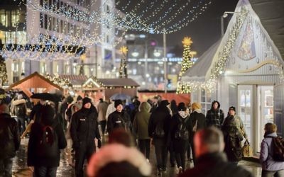 Policiers déployés sur le marché de Noël de l'Eglise du Souvenir, à Berlin, le 22 décembre 2016. Ce marché a été le théâtre d'un attentat au camion-bélier le 19 décembre 2016. (Crédit : Clemens Bilan/AFP)
