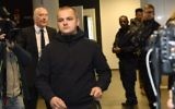 Jesse Torniainen, au centre, membre du Mouvement de résistance finnoise, un groupe néonazi, pendant son procès à Helsinki, le 21 décembre 2016. (Crédit : Vesa Moilanen/Lehtikuva/AFP)