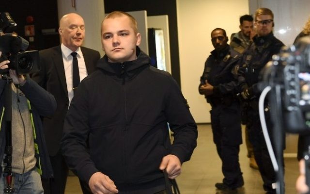 Jesse Torniainen, au centre, membre du Mouvement de résistance finnoise, un groupe néonazi, pendant son procès à Helsinki, le 21 décembre 2016. (Crédit : Vesa Moilanen/Lehtikuva/AFP) Jesse Torniainen, au centre, membre du Mouvement de résistance finnoise, un groupe néonazi, pendant son procès à Helsinki, le 21 décembre 2016. (Crédit : Vesa Moilanen/Lehtikuva/AFP)