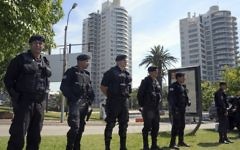 Photo d'illustration des forces de sécurité qui gardent les abords du  World Trade Center de Montevideo, qui accueille les bureaux de l'ambassade israélienne, le 8 janvier 2015 (Crédit : AFP/Mario Goldman)