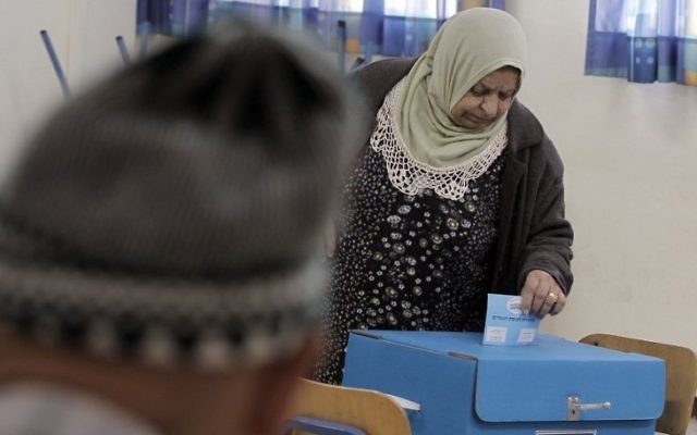 Illustration : Une Arabe israélienne dans un bureau de vote de Haïfa, le 17 mars 2015. (Crédit : AFP/Ahmad Gharabli) Illustration : Une Arabe israélienne dans un bureau de vote de Haïfa, le 17 mars 2015. (Crédit : AFP/Ahmad Gharabli)
