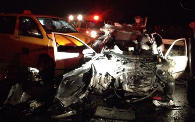 Scène de l'accident de la route qui a coûté la vie à un Palestinien, en Cisjordanie, le 19 décembre 2016. (Crédit : Magen David Adom)