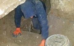 Des voleurs d'antiquité sortant d'une tombe du nord d'Israël, où ils ont été pris en flagrant délit par les inspecteurs de l'Autorité israélienne des Antiquités, en décembre 2016. (Crédit : Nis Distelfeld, Autorité israélienne des Antiquités)