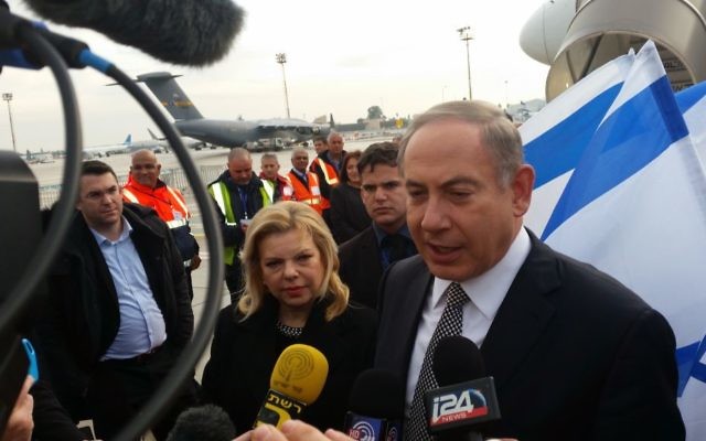Le Premier ministre Benjamin Netanyahu et son épouse Sara avant leur départ pour une visite de deux jours en Azerbaïdjan et au Kazakhstan, le 13 décembre 2016. (Crédit : Raphael Ahren/Times of Israël) Le Premier ministre Benjamin Netanyahu et son épouse Sara avant leur départ pour une visite de deux jours en Azerbaïdjan et au Kazakhstan, le 13 décembre 2016. (Crédit : Raphael Ahren/Times of Israël)