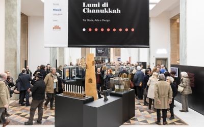 L'exposition « Luci di Chanukkah Tra storia, arte e design » (« Les Lumières de Hanoukka : Histoire, Art et Design »), au Triennale à Milan. (Crédit : Gianluca Di Ioia/ La Triennale di Milano)