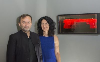 Le père Patrick Desbois, président fondateur de Yahad-In Unum, et l'artiste israélienne Mira Maylor, dont les oeuvres sont présentées dans l'exposition "Mémoires de la Shoah à travers l'Art" au musée de l'Holocauste du Guatemale fondé par Yahad-In Unum, en décembre 2016. (Crédit : PRNewsFoto/Yahad-In Unum)