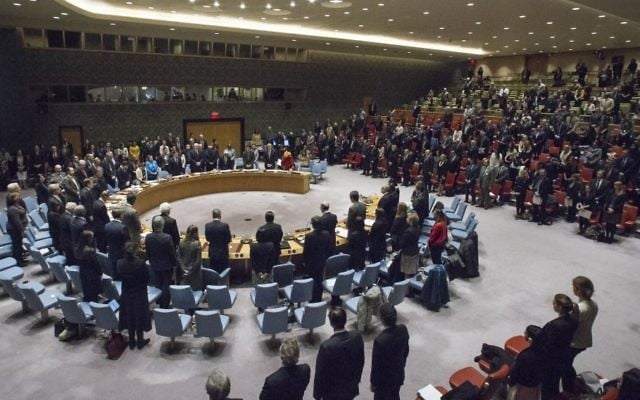 Le Conseil de Sécurité de l'ONU. Sur cette photo datant du 20 décembre 2016, les membres respectent une minute de silence à la mémoire de l'ambassadeur de la Fédération Russe en Turquie, qui a été assassiné le 19 décembre lors d'un attentat terroriste à Ankara. (Crédit : Photo ONU/Manuel Elias) Le Conseil de Sécurité de l'ONU. Sur cette photo datant du 20 décembre 2016, les membres respectent une minute de silence à la mémoire de l'ambassadeur de la Fédération Russe en Turquie, qui a été assassiné le 19 décembre lors d'un attentat terroriste à Ankara. (Crédit : Photo ONU/Manuel Elias)