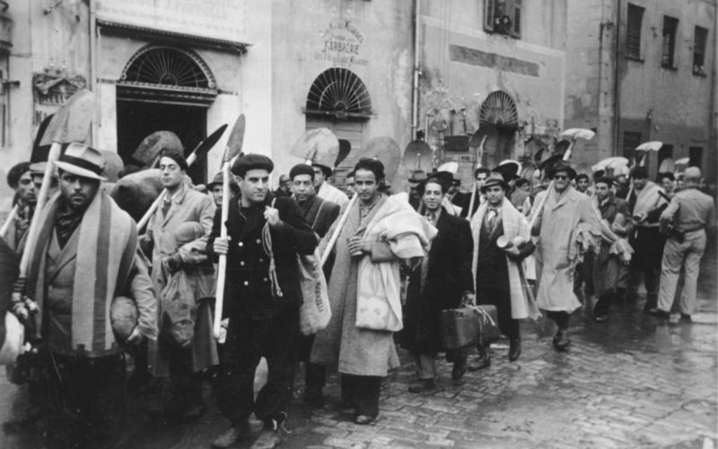 Colonne de Juifs conduits au travail obligatoire, en Tunisie, en décembre 1942. (Crédit : Bundesarchiv, Bild 183-J20382/CC-BY-SA 3.0/WikiCommons) Colonne de Juifs conduits au travail obligatoire, en Tunisie, en décembre 1942. (Crédit : Bundesarchiv, Bild 183-J20382/CC-BY-SA 3.0/WikiCommons)