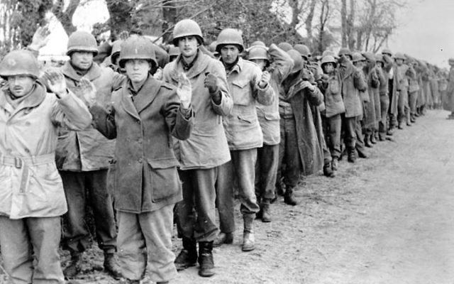 Les prisonniers américains capturés dans les Ardennes en décebre 1944 (Crédit : Wikimedia commons/Bundesarchiv, Bild 183-J28589 / CC-BY-SA 3.0)