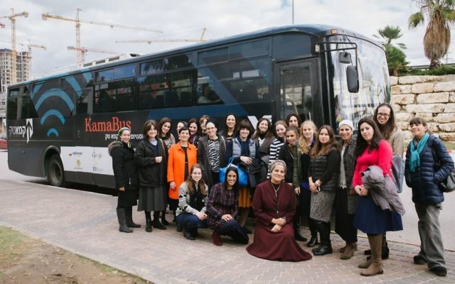 Le bus de KamaTech et ses passagères, des femmes Haredi en visite des entreprises high-tech à Tel Aviv et Jérusalem (Crédit :Natalie Schor) Le bus de KamaTech et ses passagères, des femmes Haredi en visite des entreprises high-tech à Tel Aviv et Jérusalem (Crédit :Natalie Schor)