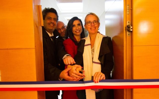 L'ambassadrice de France en Israël, Hélène Le Gal, le consul général de France à Tel Aviv, Franck Vermeulen, Nathalie Mimoun, consule honoraire, et Meyer Habib, député de la 8ème circonscription des Français établis hors de France lors de l'inauguration du nouveau consulat honoraire de France à Netanya (Crédit : Marine CROUZET, ambassade de France en Israel) L'ambassadrice de France en Israël, Hélène Le Gal, le consul général de France à Tel Aviv, Franck Vermeulen, Nathalie Mimoun, consule honoraire, et Meyer Habib, député de la 8ème circonscription des Français établis hors de France lors de l'inauguration du nouveau consulat honoraire de France à Netanya (Crédit : Marine CROUZET, ambassade de France en Israel)