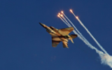 Un avion de chasse F-15I  lors d'un vol acrobatique au cours d'une cérémonie organisée sur la base aérienne de  Hatzerim, près de Beer Sheva, le 23 juin 2013. (Crédit : Ofer Zidon/Flash90)
