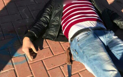 Un terroriste gisant au sol après une tentative d'attaque au couteau au carrefour Tapuah en Cisjordanie, le 8 décembre 2016 (Crédit : police israélienne)