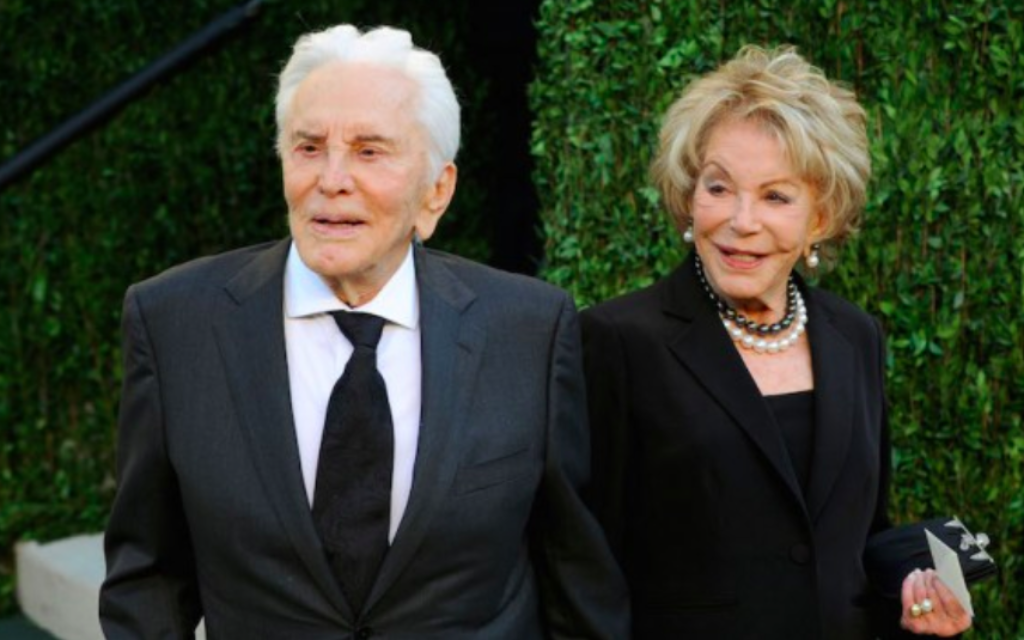 Kirk Douglas aux côtés de son épouse Anne à la Sunset Tower à West Hollywood, en Californie, le 24 février 2013. (Crédit : Mark Sullivan/WireImage/JTA) Kirk Douglas aux côtés de son épouse Anne à la Sunset Tower à West Hollywood, en Californie, le 24 février 2013. (Crédit : Mark Sullivan/WireImage/JTA)