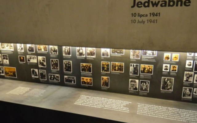 Une partie de l'exposition consacrée aux pogroms à   Jedwabne dans le cadre du Musée de l'Histoire des Juifs polonais de Varsovie. (Crédit :  BY-SA 3.0 Adrian Grycuk/Wikipedia)