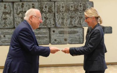 Le président Reuven Rivlin reçoit les lettres de créances de la nouvelle ambassadrice de France en Israël, Hélène le Gal, le 12 décembre 2016. (Crédit : Mark Naiman/GPO)