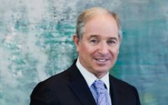 Stephen Schwarzman en 2015. (Crédit : CC BY-SA Lishabai Yi/Wikimedia Commons)